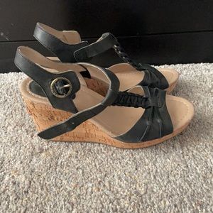 Sperry women’s wedge sandal. Classic, stylish and size 6.5 women’s.